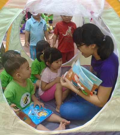 giúp trẻ thích nghe kể chuyện